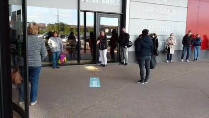 File devant les Bastions à Tournai