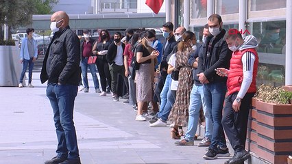 Video herunterladen: Alışveriş için bekleyenler AVM önünde kuyruk oldu