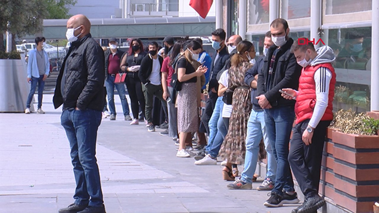 Alışveriş için bekleyenler AVM önünde kuyruk oldu