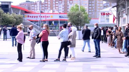 ALIŞVERİŞ İÇİN BEKLEYENLER AVM ÖNÜNDE KUYRUK OLDU