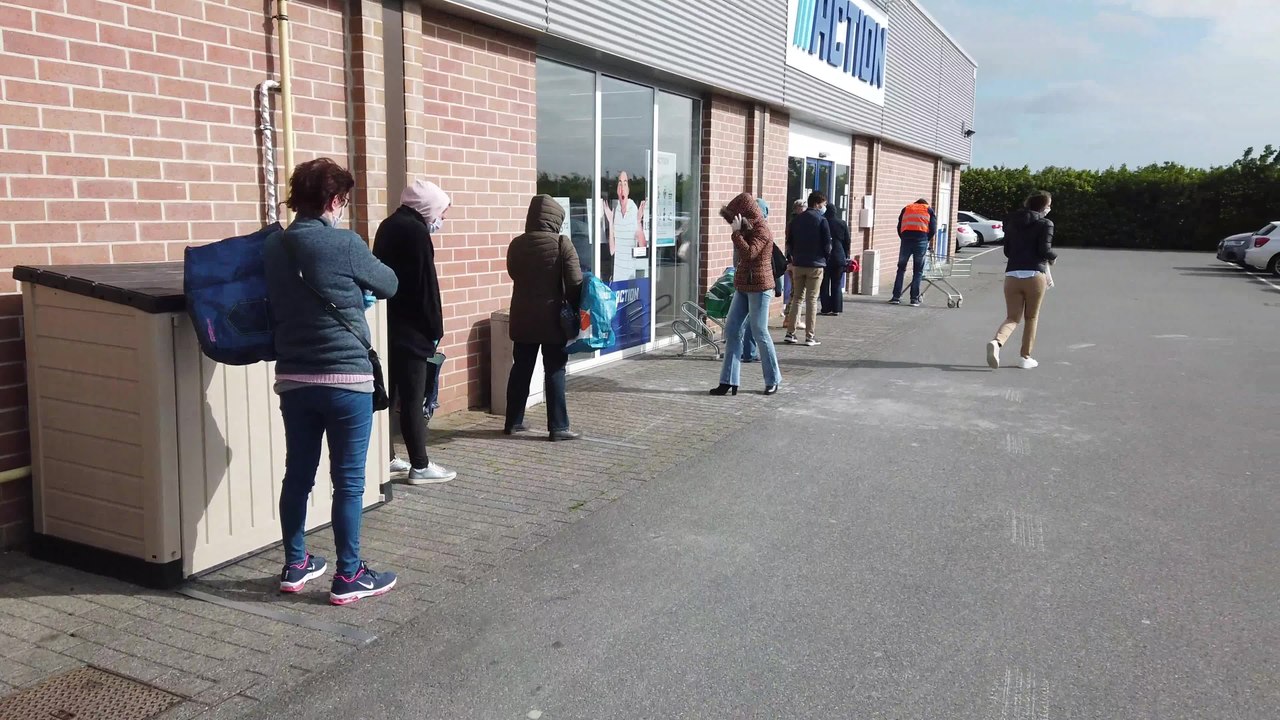 Réouverture des magasins: la file devant Action