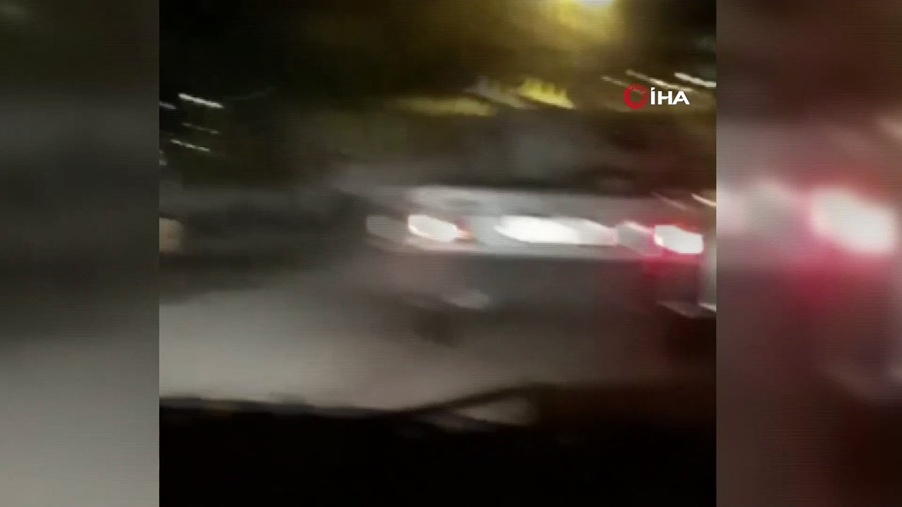 Otomobilin üzerinde yolculuk yapan kişiyi görenler bu kadarına da pes dedi... Tehlikeli yolculuk kamerada