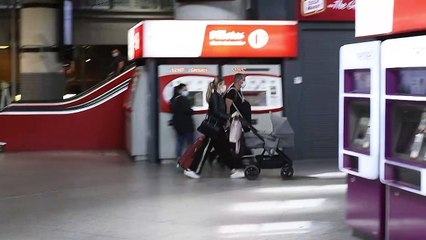 Gustavo González y María Lapiedra llegan a Madrid con su hija Mía