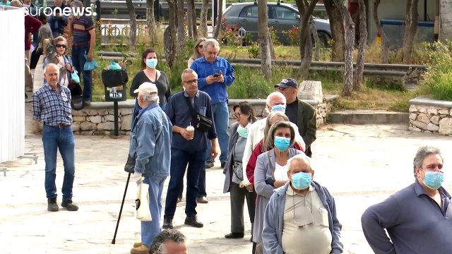 Ελλάδα: Ουρές, σπρωξίματα και καμία απόσταση έξω από τα υποκαταστήματα της ΔΕΗ