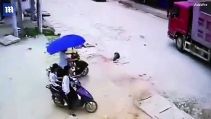 bé trai 5 tuổi thoát chết trong gang tất