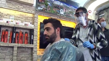 Kuaförler “ Koronavirüs nedeniyle kapalıyız” yazılarını sökerek mesaiye başladı