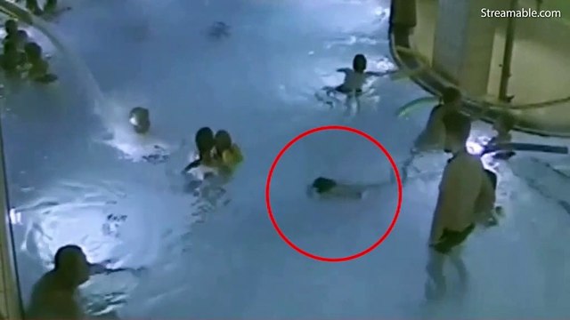 Cậu bé gần chết đuối trong bể bơi nhưng hàng trăm người xung quanh không biết