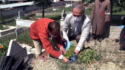 Engelli genci makam aracı ile annesinin mezarına götürdü