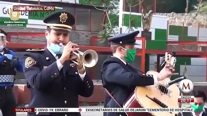 Ante coronavirus, Policía de CdMx lleva serenata a mamás en Tlatelolco