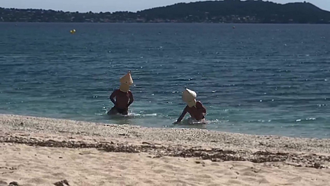 Ils se déguisent en bouée de balisage pour aller se baigner incognito
