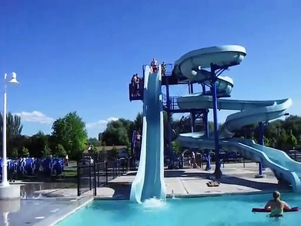 Người đàn ông với màn trượt nước siêu đỉnh