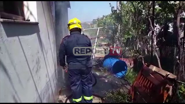 Report TV -Përfshihet nga flakët një banesë në fshatin Balldren në Lezhë, asfiksohet e moshuara