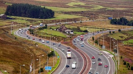 Une maison construite au milieu de l'autoroute