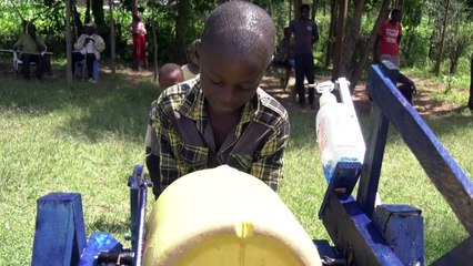 Coronavirus: un écolier kényan invente une machine à se laver les mains