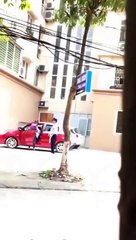 Bắt gặp chồng đưa tình nhân đi nhà nghỉ, vợ bị ép vào tường hành hung