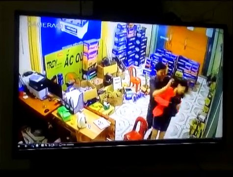 Phẫn nộ cảnh chồng đánh vợ dã man tới ngất xỉu