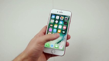 Tưới xăng rồi đốt cháy iPhone 7 màu đỏ