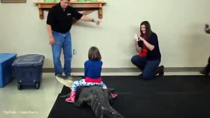 Bé gái cưỡi cá sấu