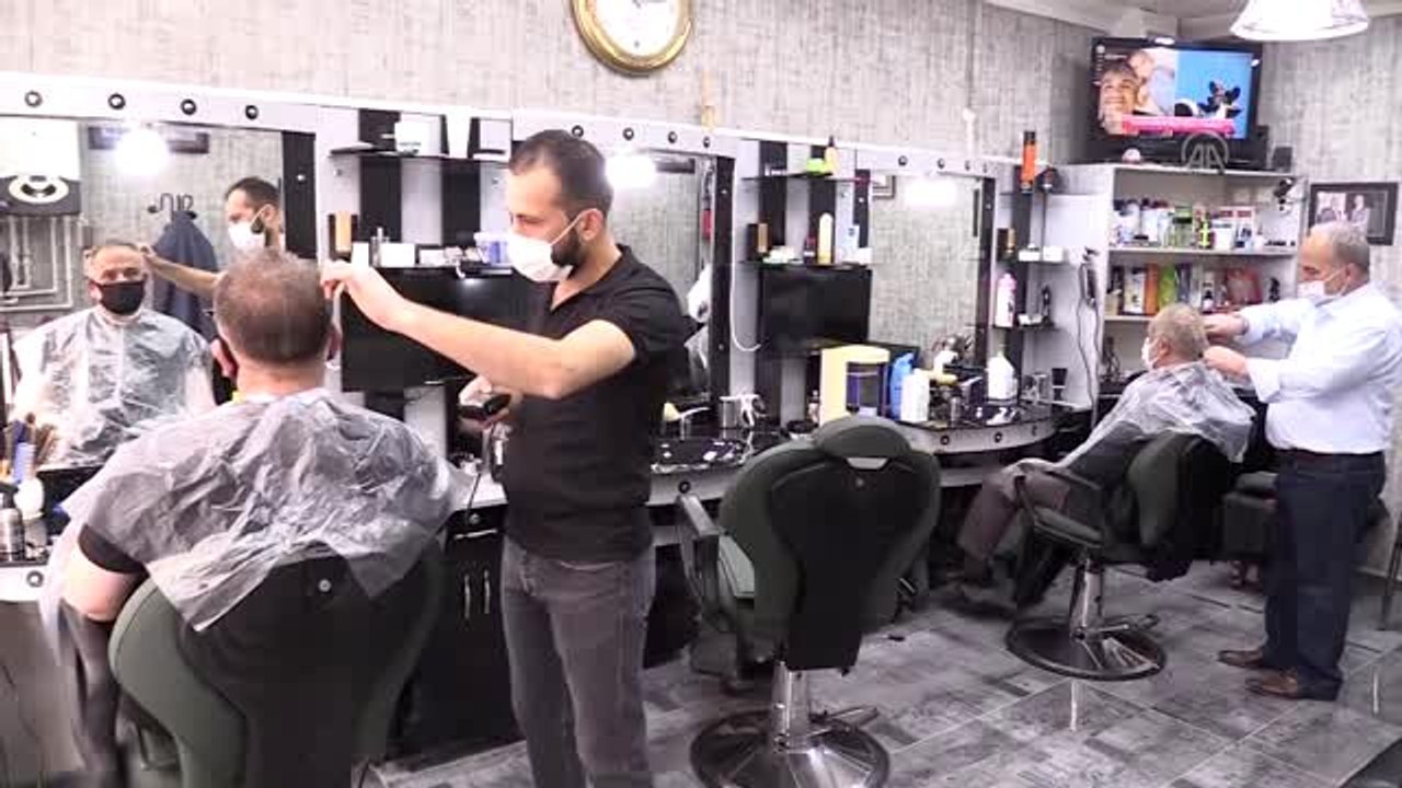 Berber, kuaför ve güzellik salonları yeniden faaliyete geçti