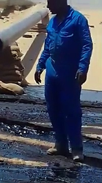 du pétrole déversé qui prend issue vers la mer...