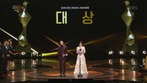 Song Joong Ki nức nở trên sân khấu nhận giải Daesang