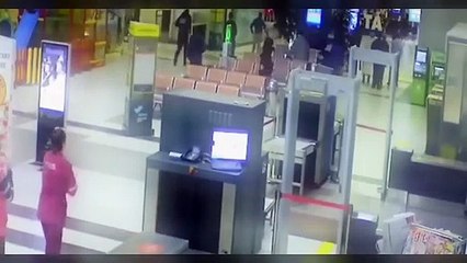 Vì tình yêu, chàng trai bất chấp lao xe vào sân bay gặp bạn gái