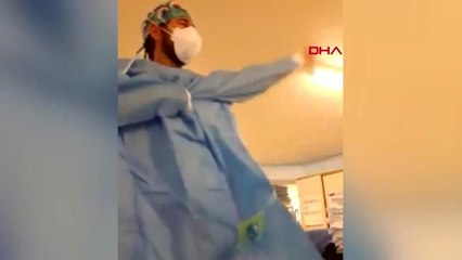 İspanyol sağlık çalışanı koronavirüsten böyle korunuyor