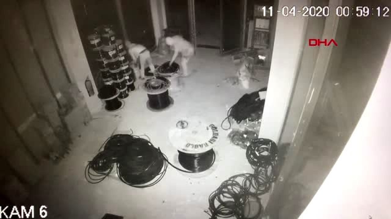 BURSA Hırsızların kilolarca fiber optik kablo sırtlayıp, çalma anları kamerada