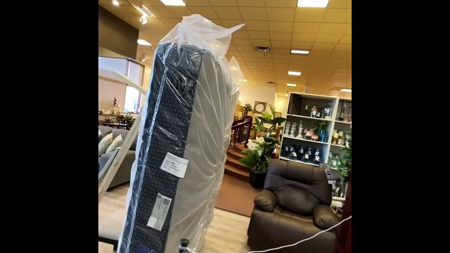 Un propriétaire de magasin s'amuse dans son local durant le confinement