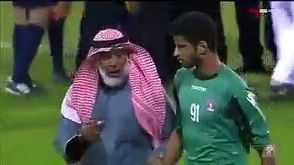 Thủ môn Khalifa Al Dosari quỳ gối bật khóc