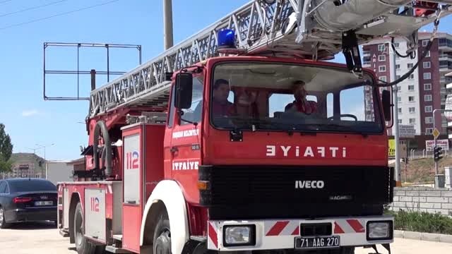 İtfaiye aracının merdivenleri bu kez doğum günü sürprizi için yükseldi