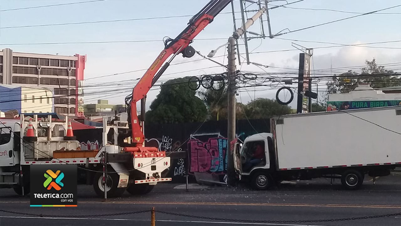 tn7-camion-derriba-poste-110520