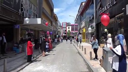 DÜZCE Kuaför ve berberler, gökyüzüne balon bıraktı