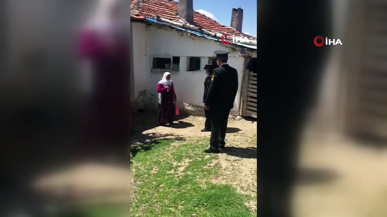 - Jandarma'dan Anneler günü ziyaretleri- Ankara İl Jandarma Komutanlığı ekipleri Şehit Aileleri ve Anneleri ziyaret etti