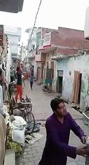 मुजफ्फरनगर में दो पक्षों की मारपीट में पथराव का वीडियो वायरल