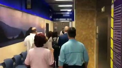 Un grupo de profesionales sanitarios protestan contra la visita de Iñigo Urkullu, la consejera de Salud y el director de Osakidetza en el Hospital de Cruces