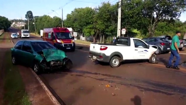 Colisão frontal entre carros é registrada na Rua Jorge Lacerda