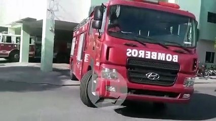 Bomberos de Baní salen a dar apoyo para combatir incendio en vertedero de Duquesa