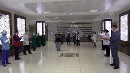 İmmün plazma ile iyileşen Kovid-19 hastası alkışlarla taburcu edildi