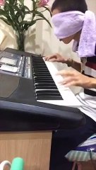 Chàng trai bịt mắt đánh đàn siêu nhanh