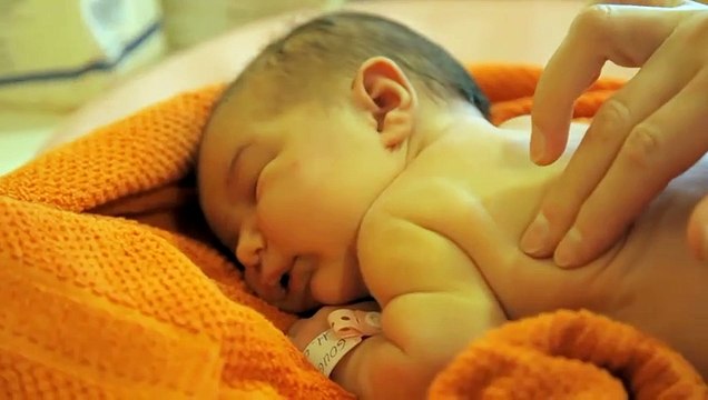 Đoạn clip tắm bé sơ sinh thu hút hơn 30 triệu lượt xem