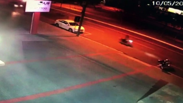 Vídeo mostra momento em que Palio atinge Cruze estacionado na Avenida Brasil
