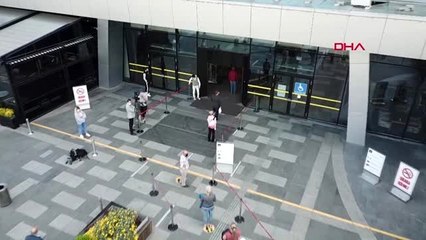 BEYLİKDÜZÜ'NDE AVM'NİN ÖNÜNDE UZUN KUYRUKLAR OLUŞTU 1