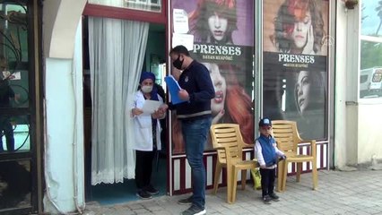 Berber ve kuaförler yeniden hizmet vermekten memnun