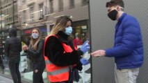 À Bruxelles, des files d'attentes devant les commerces qui rouvrent leurs portes