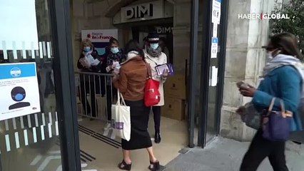 Burası Türkiye değil, Fransa! Mağazaların önünde kuyruklar oluştu