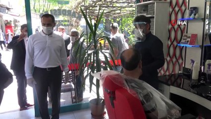 Beyoğlu’nda işbaşı yapan berberlere sağlık malzemeleri  desteği