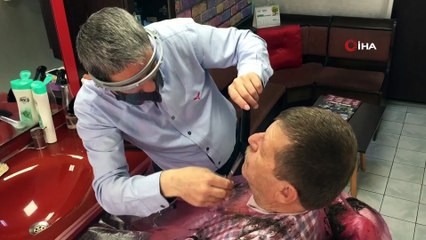 Kuaförler açıldı, müşteriler tıraş olmak için sıra bekledi
