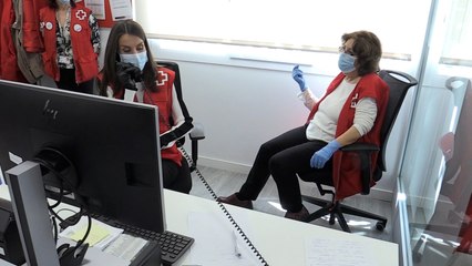 La Reina ejerce de voluntaria junto a Cruz Roja