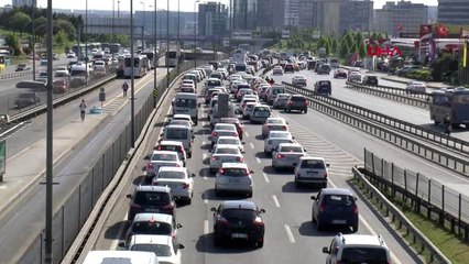 İSTANBUL'DA BAZI NOKTALARDA TRAFİK YOĞUNLUĞU